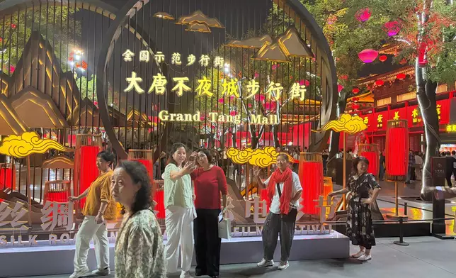 西安大唐不夜城。巴士的報記者攝