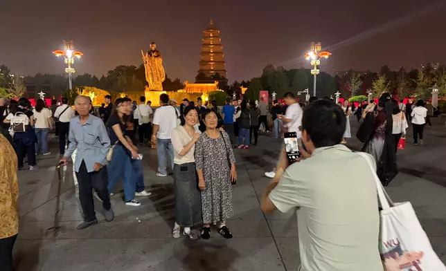 玄奘法師銅像與大雁塔。巴士的報記者攝