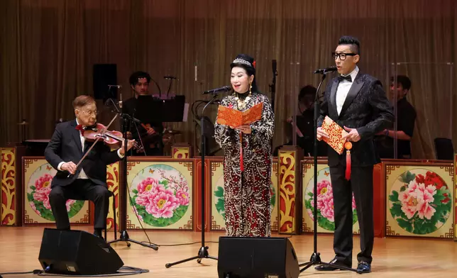 朱慶祥老師99歲高齡登台，以音樂領導身份用小提琴伴奏《再世紅梅記之脫阱救裴》演出，演出者為朱老師學生煒唐與甘何淑儀。