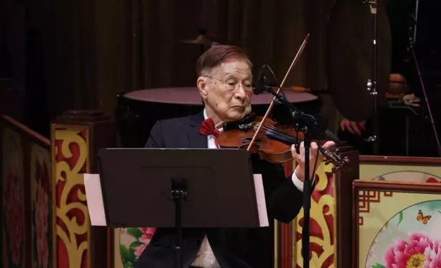 戲曲界音樂大師朱慶祥以99歲高齡，以小提琴成功完成舞台演出。