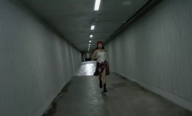 歌曲傳遞黑暗與光明共存的信息，祖兒以溫暖唱腔為城市送上安慰。
