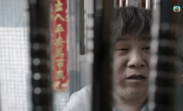 莫偉文一臉內疚，欲送上支票給甄采浠作補償，但甄采浠不稀罕。