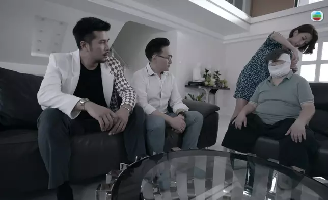 李君妍發現莫偉文與她父親似樣，心生一計叫對方整容扮父親。