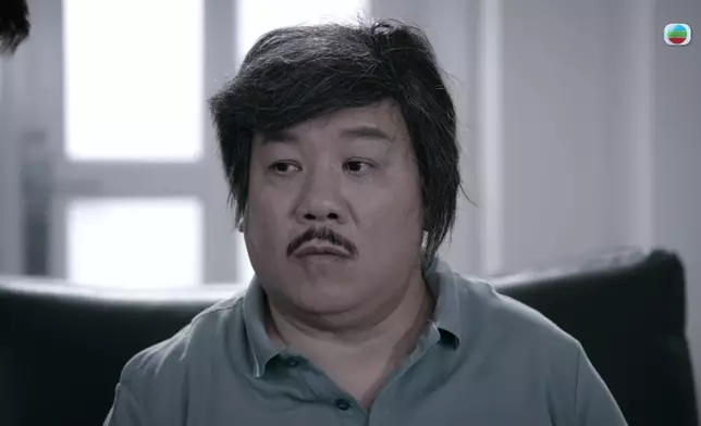 李君妍發現莫偉文與她父親似樣，心生一計叫對方整容扮父親。