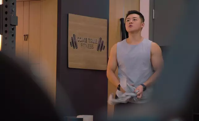 Leo晒肌同Gary喺Gym Room進行PK戰。