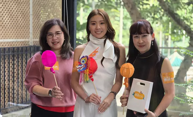 左起：藝發局委員兼電影及媒體藝術小組副主席、無綫集團助理總經理（企業傳訊）黃德慧、港姐冠軍袁絲珩、藝發局行政總裁曾淑儀