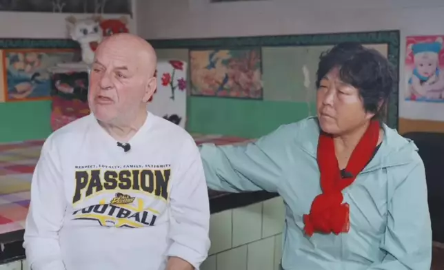 美國教師賽考斯與中國治沙先鋒殷玉珍重遇。CGTN圖片