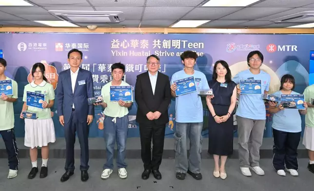 陳國基（左六）、華泰金融控股（香港）有限公司首席執行官王磊博士（左四）和其他嘉賓與輕鐵車身設計比賽得獎學生合照。
