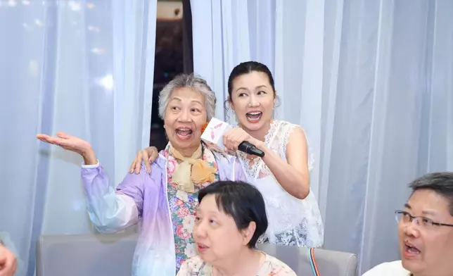 羅敏莊獻唱三首金曲掀高潮。