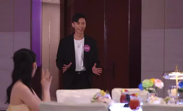李爾晨進場時風度翩翩咁喎。