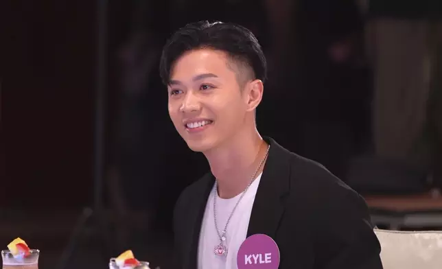 李爾晨進場時風度翩翩咁喎。