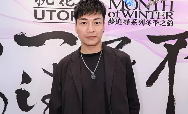 黃劍文與羅敏莊不約而同稱譚偉權為「前輩」，與他早年主持《閃電傳真機》有關。