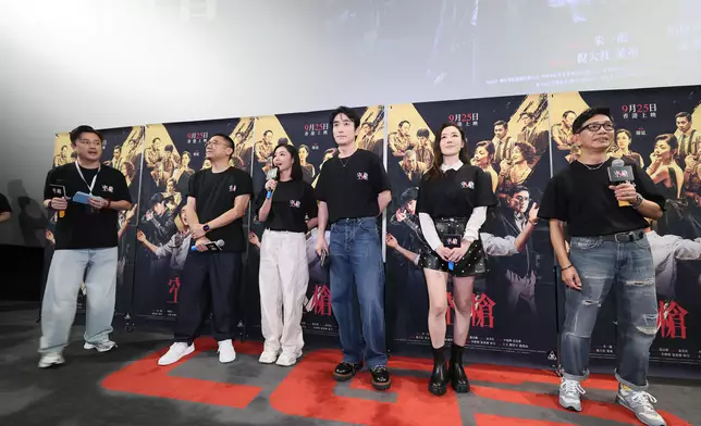 袁富華指朱一龍被倒吊落水缸親身上陣，敬業精神佩服。