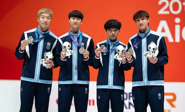 (左起)張家朗、梁千雨、何承謙、蔡俊彥在亞運男子團體花劍奪得銀牌。港協暨奧委會FB圖片