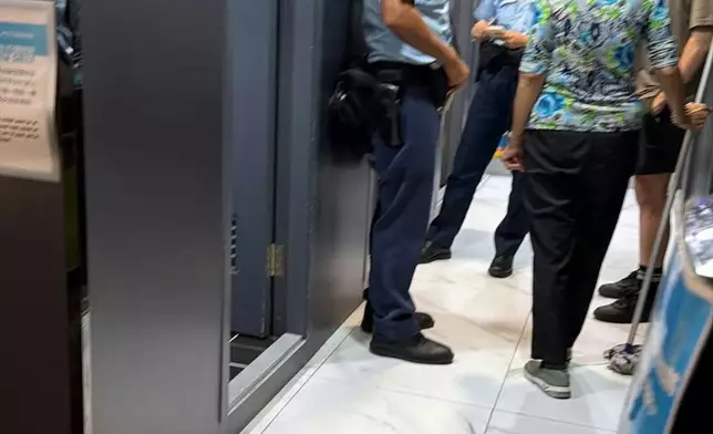 連鎖健身中心24/7 FITNESS位於沙田瀝源街的分店，被揭發更衣室假天花內暗藏針孔攝錄鏡頭。threads圖片