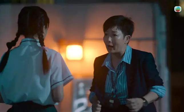 王綺琴於天台發現女兒，不停質問女兒有否推人落樓，最後兩人到警署協助調查。