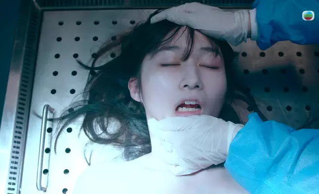 曹銦玲首次化特技死屍妝。