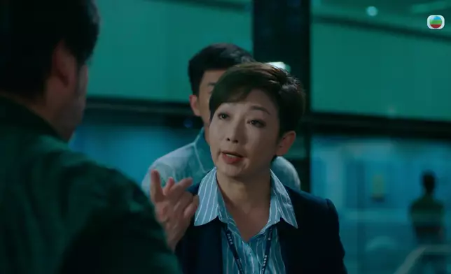 王綺琴一輪嘴反鬧韋家雄沒做好父親責任，鬧到韋家雄冇聲出，冇癮離開。