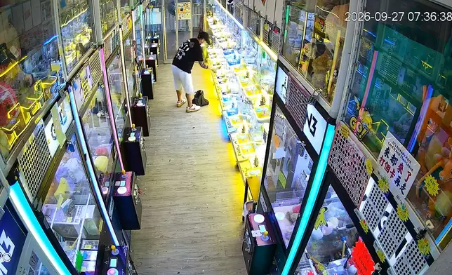 賊人打開公仔機錢箱。閉路電視畫面截圖