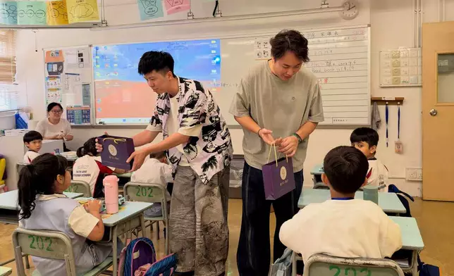 BoThew成員Matthew(左)、阿保(右)派月餅。
