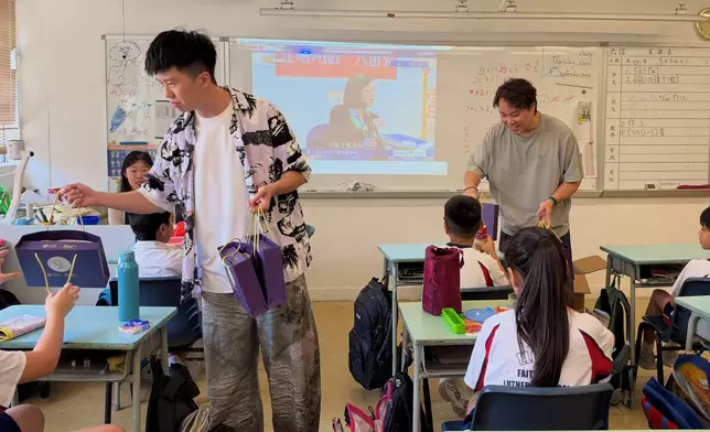 BoThew成員Matthew(左)、阿保(右)派月餅。