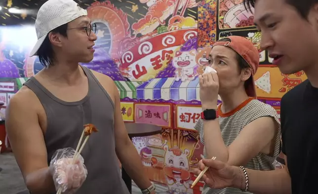 美儀姐試食煙燻無骨雞腳凍時老貓燒鬚。
