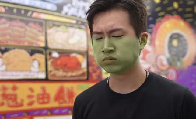佢哋仲有品評傳聞中嘅「臭腳味」臭豆腐。
