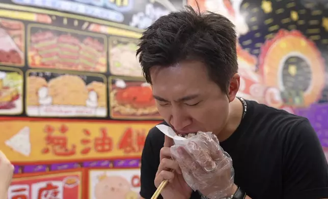 佢哋仲有品評傳聞中嘅「臭腳味」臭豆腐。