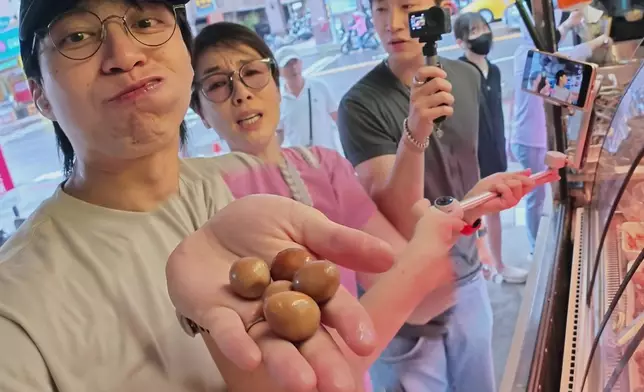坤哥唔單止一味掛住食，仲要好獨食，結果梗係畀美儀姐同GM狂寸。