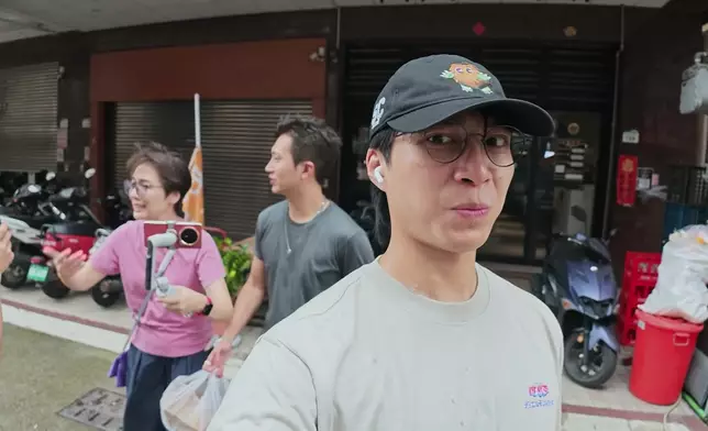 坤哥唔單止一味掛住食，仲要好獨食，結果梗係畀美儀姐同GM狂寸。