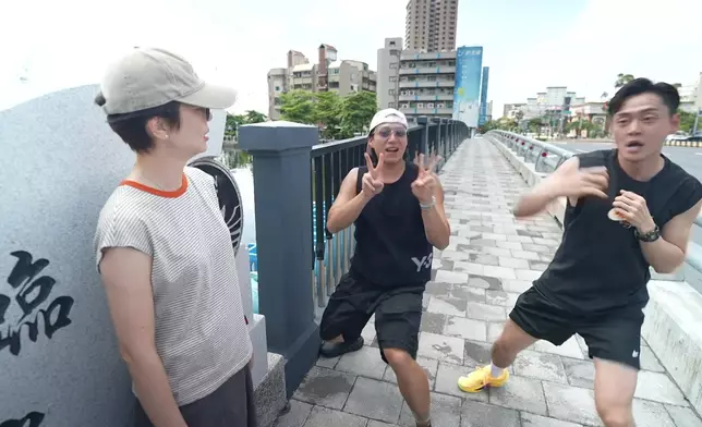 坤哥同張振朗次次介紹親嘢都要搞吓花臣，今次佢哋玩「耍拳」。