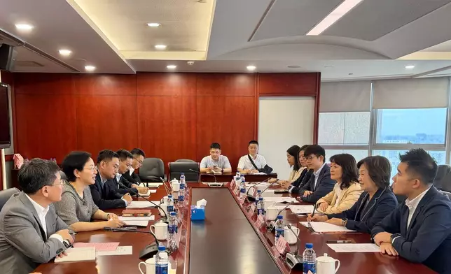 蔡若蓮（右二）與中共上海市教育衞生工作委員會書記江帆（左二）會面，就不同教育議題交換意見。政府新聞處圖片