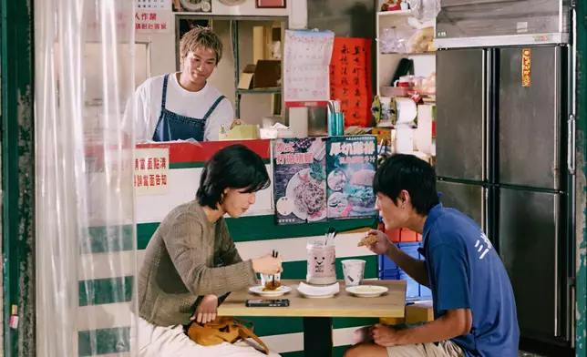 蕭景鴻化身暖心早餐店老闆 為客人加油打氣。