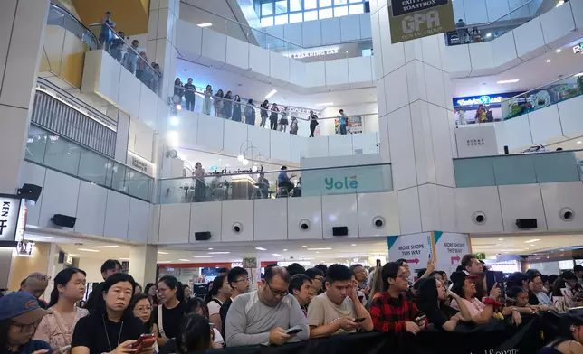 新加坡United Square B1中庭當晚人頭湧湧，眾多粉絲期待香港TVB藝人張振朗及劉佩玥登場。