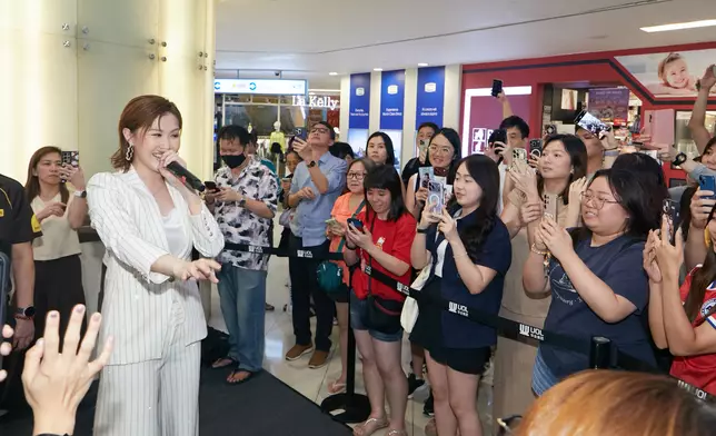 近年於《中年好聲音4》中展現歌唱實力的劉佩玥，則獻唱《小幸運》及《Try Everything》，悅耳歌聲令現場粉絲聽得如癡如醉，掌聲及歡呼聲此起彼落。