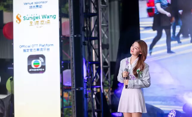 TVBI藝人Xair彭詡越率先登台獻唱《讓愛高飛》，以甜美歌聲為現場送上中秋祝福，贏得粉絲陣陣掌聲。