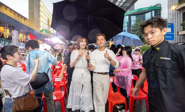 張振朗與劉佩玥在工作人員撐傘護送下現身，兩人上台之後親切地向現場粉絲揮手打招呼，並積極與大家互動。