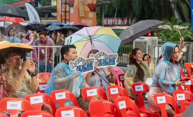 張振朗與劉佩玥在工作人員撐傘護送下現身，兩人上台之後親切地向現場粉絲揮手打招呼，並積極與大家互動。