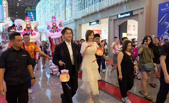 隨後，兩人在舞獅及粉絲的陪同下，一同在廣場提著燈籠遊逛，現場洋溢濃厚的中秋節氣氛，亦為活動增添不少新鮮感。