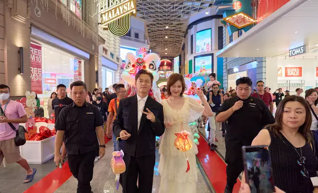 隨後，兩人在舞獅及粉絲的陪同下，一同在廣場提著燈籠遊逛，現場洋溢濃厚的中秋節氣氛，亦為活動增添不少新鮮感。