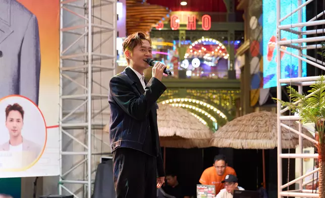 張振朗登台演唱《愛的就是你》及《歲月如歌》，以歌聲與現場粉絲共度中秋佳節。