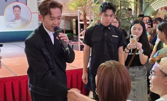 演唱期間，他更走下台與粉絲握手，坐在台下的劉佩玥亦與張振朗握手互動，表現猶如小粉絲般可愛。