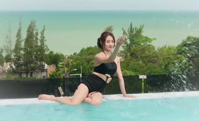 Jojo換上黑泳衣在「三無」泳池嬉水。