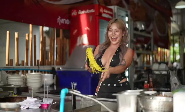 Roger與Jojo推介「河粉西施」的南乳海鮮麵。