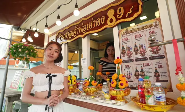 二人到蛇廟求福。