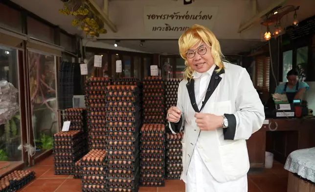 廟內有大量雞蛋用來拜祭蛇神。