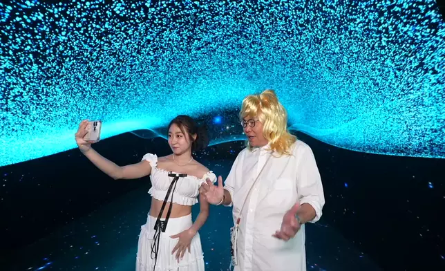 魔方內有數十個不同主題場景。