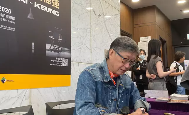 《殭屍先生》是他首部擔正攝影師作品，獲林正英鼓勵放膽拍攝。