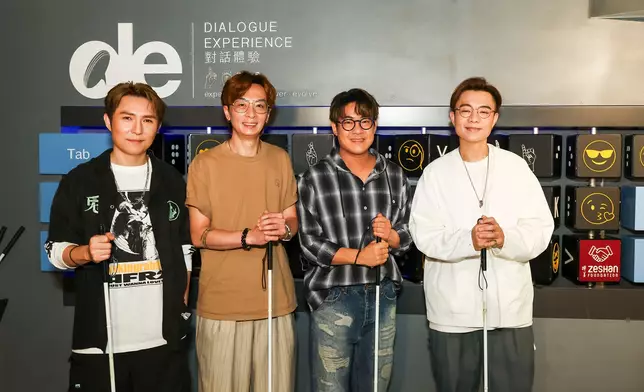 四子率先體驗VIP 觀眾專屬限量版「全黑之旅」。