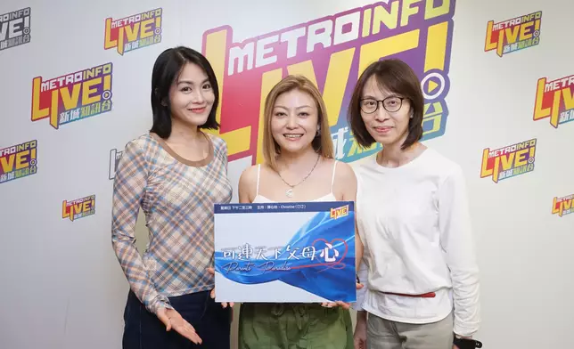 李佳接受新城廣播節目《可連天下父母心》主持鍾凱盈（車仔）及汀汀的訪問。